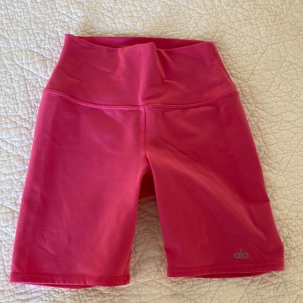 Alo biker shorts in pink 🌸💕